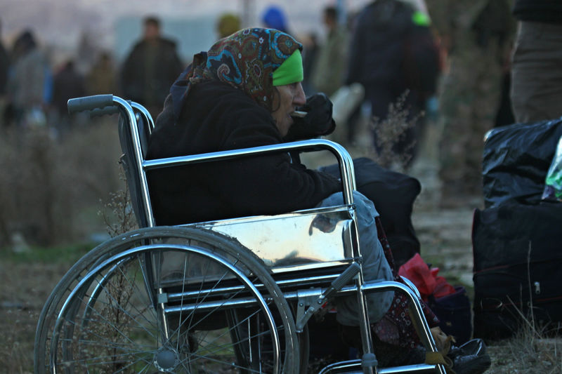 © Reuters. An evacuee from rebel-held east Aleppo, eats as she sits in a wheelchair upon her arrival with others to the town of al-Rashideen