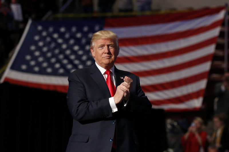 © Reuters. U.S. President-elect Donald Trump arrives to speak during a USA Thank You Tour event at Giant Center in Hershey, Pennsylvania