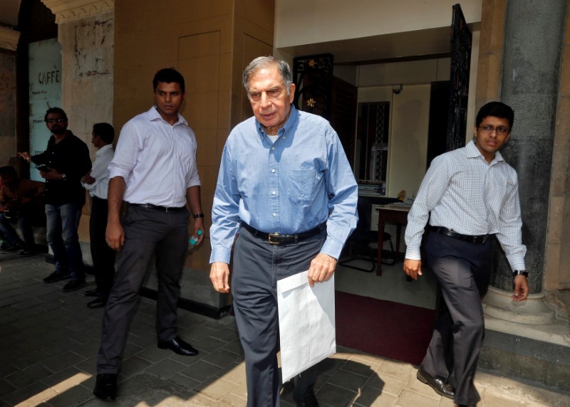 © Reuters. Ratan Tata, interim chairman of India's Tata group, leaves his office building in Mumbai