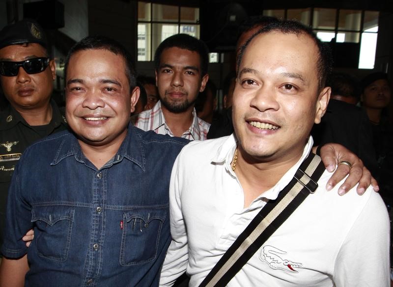 © Reuters. Jatuporn, Thai anti-government "red shirt" protest leader, and fellow protest leader Nattawut arrive at the criminal court in Bangkok