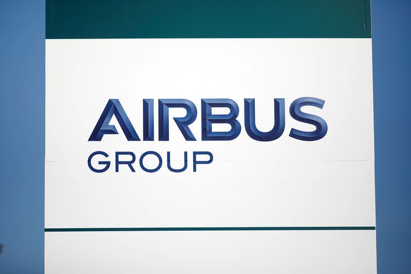 © Reuters. A picture shows the logo of Airbus Group at the site in Suresnes