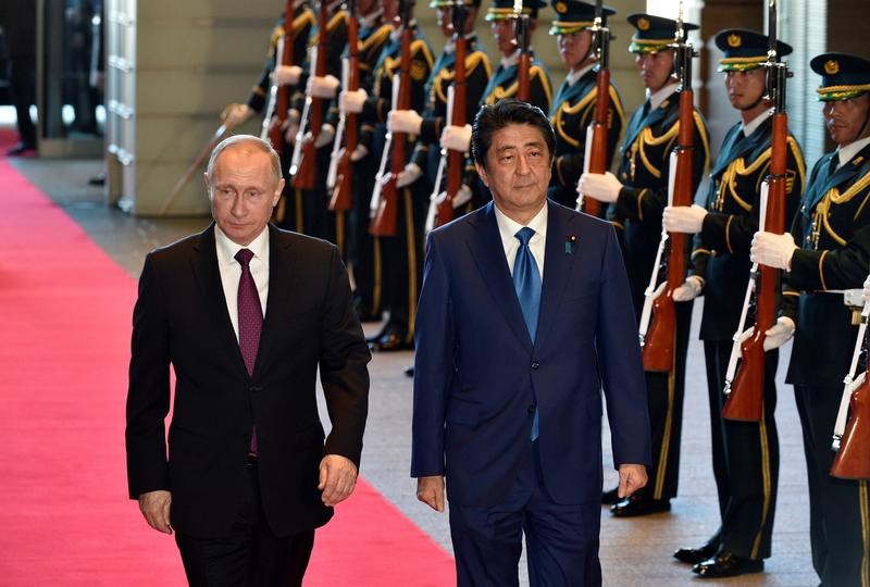 © Reuters. بوتين يقول إنه بحث مع آبي إمكانية إبرام معاهدة سلام مع اليابان