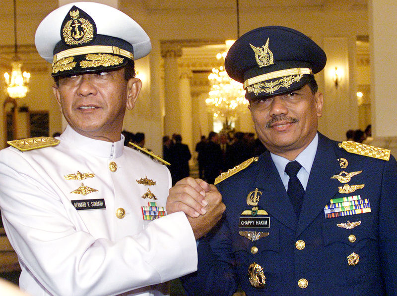 © Reuters. FILE PHOTO: Newly-appointed Indonesian Navy chief, Vice Admiral Bernard Kent Sondakh (L) poses with new Air Force Chief Vice Marshall Chappy Hakim after their swearing-in ceremony at the presidential palace in Jakarta