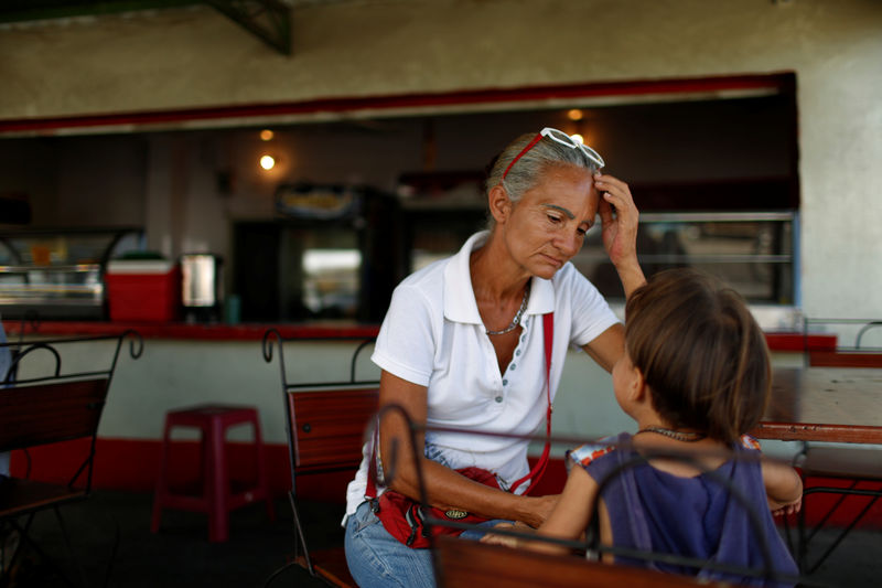 © Reuters. Crece el abandono de niños en medio de la profunda crisis de Venezuela