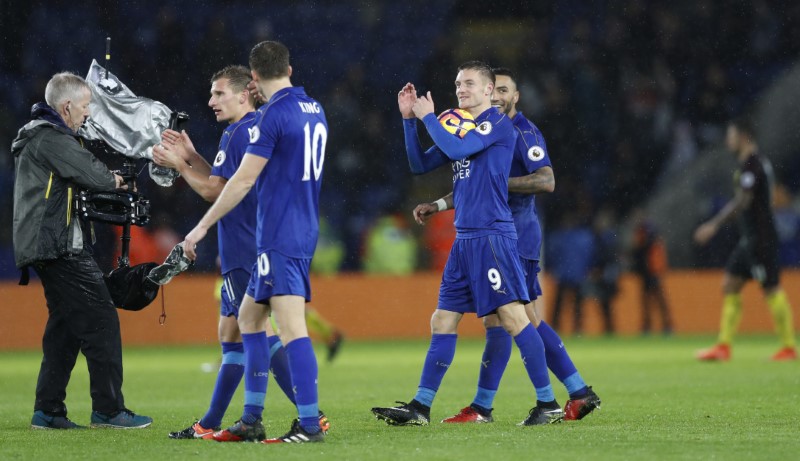 © Reuters. Leicester City's Jamie Vardy applauds the fans whilst holding the match ball at the end of the match after scoring a hat-trick