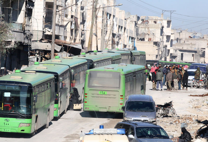 © Reuters. الإعلام الحربي لحزب الله يقول توقف الإجلاء من حلب بسبب قريتين شيعيتين