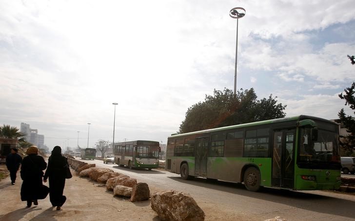 © Reuters. Ônibus vazios vistos na cidade síria de Aleppo após suspensão de retirada de pessoas