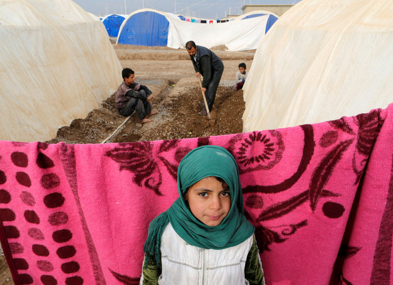 © Reuters. A displaced Iraqi girl, who fled the Islamic State stronghold of Mosul, stands at Khazer camp