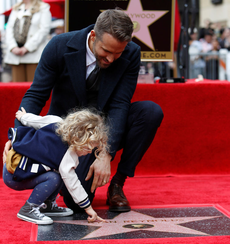 © Reuters. Ryan Reynolds e filha durante inauguração de estrela na Calçada da Fama em Hollywood