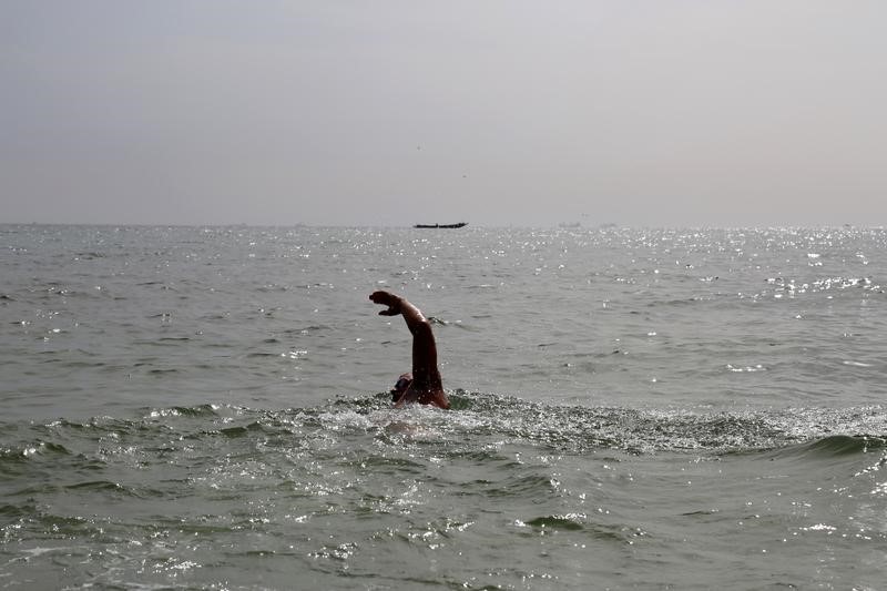 © Reuters. Ben Hooper prepares to begin an expedition to become the first swimmer to make a verified crossing of the Atlantic Ocean in Dakar