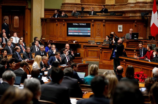 © Reuters. Parlamentares suíços durante sessão em Berna