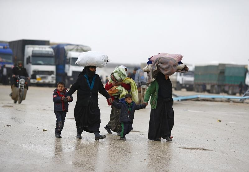 © Reuters. مسؤولون أتراك: ليس من الواقعي أن تستقبل تركيا كل الخارجين من حلب