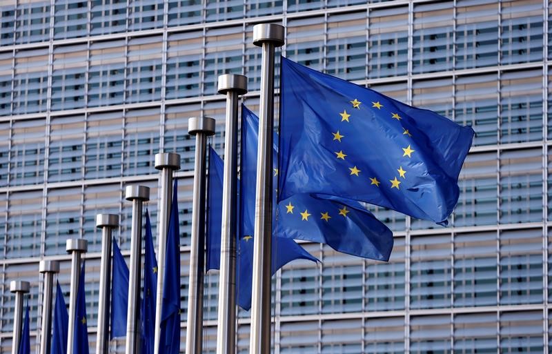 © Reuters. EU flags flutter outside the EU Commission headquarters in Brussels