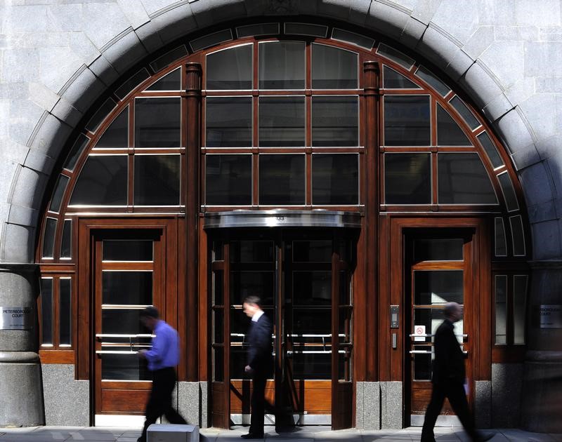 © Reuters. Pedestrian pass offices of Goldman Sachs in London