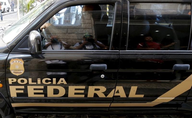 © Reuters. Carro da Polícia Federal durante operação no Rio de Janeiro