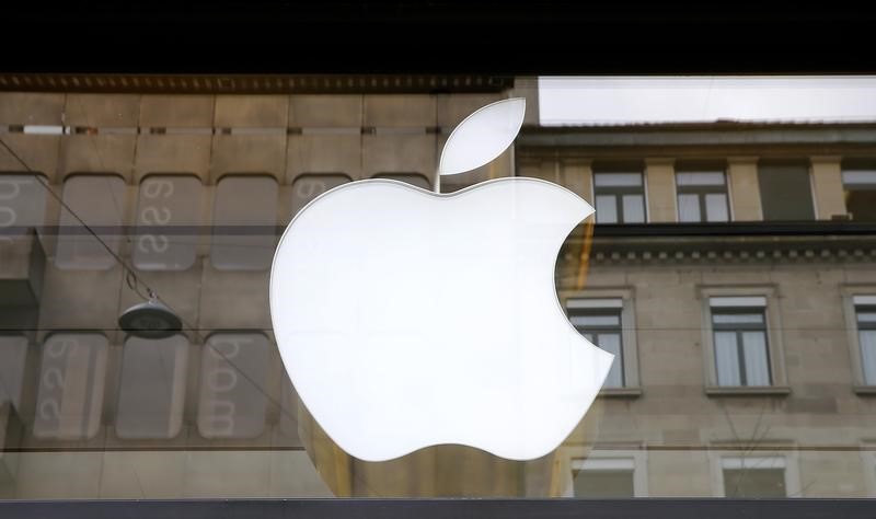 © Reuters. Logo of U.S. technology company Apple is seen in Zurich