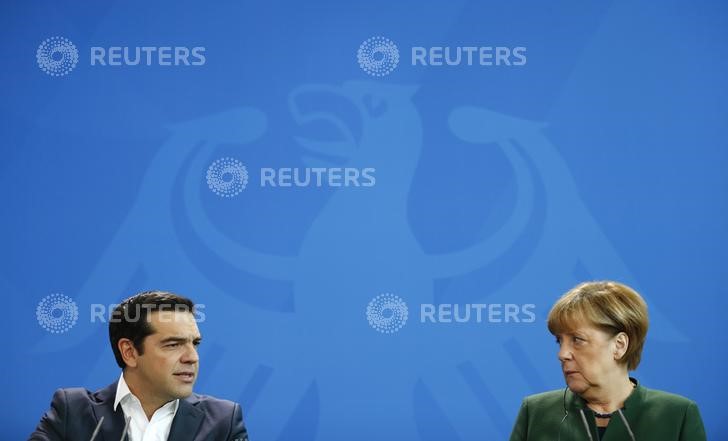 © Reuters. German Chancellor Merkel and Greek PM Tsipras give a statement at the chancellery in Berlin