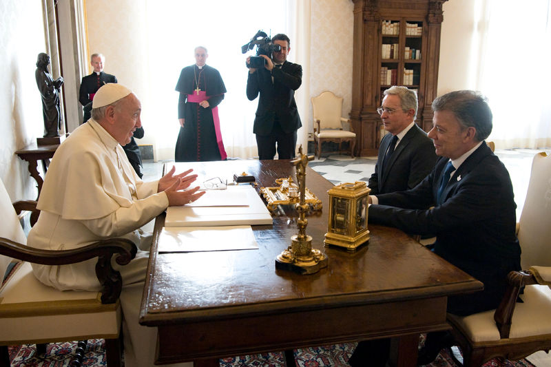 © Reuters. Presidente da Colômbia, Juan Manuel Santos, e líder oposicionista Álvaro Uribe durante encontro com papa Francisco no Vaticano