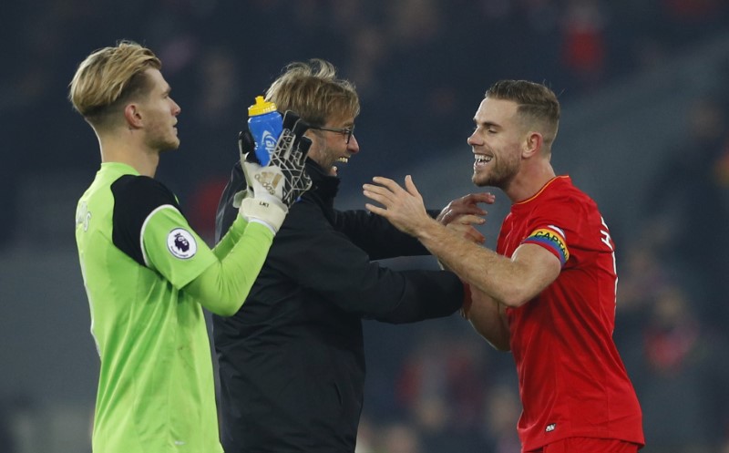 © Reuters. Liverpool manager Juergen Klopp celebrates after the game with Jordan Henderson