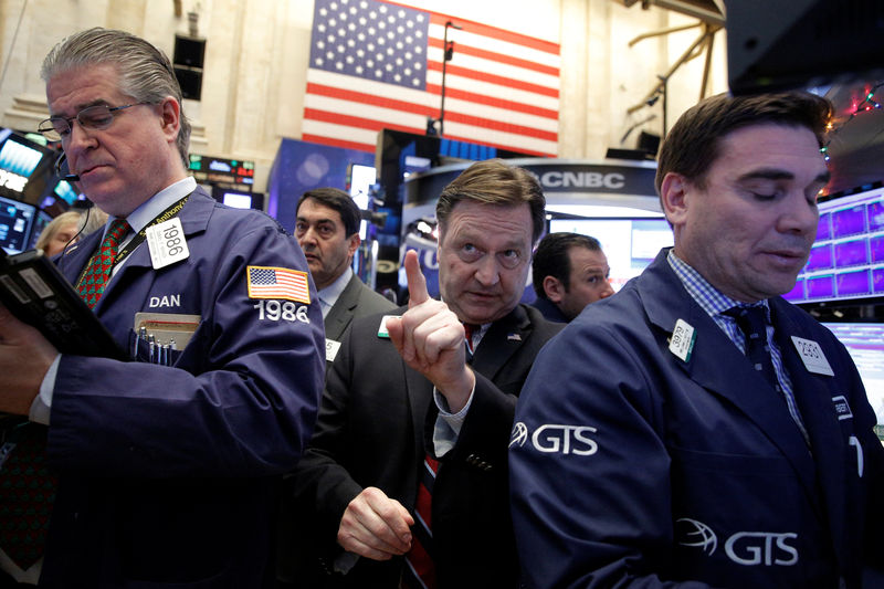 © Reuters. Traders work on the floor of the NYSE