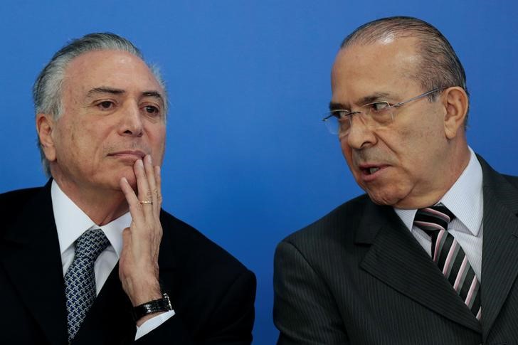 © Reuters. Temer e Padilha durante reunião no Palácio do Planalto