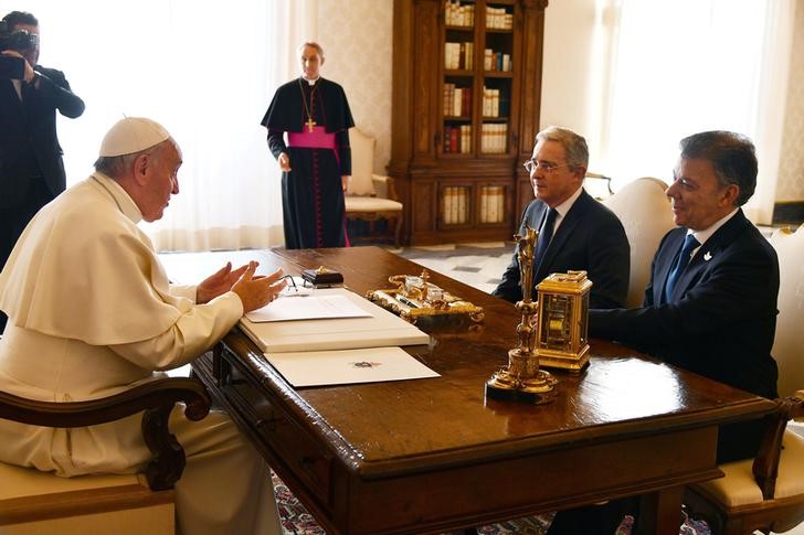 © Reuters. O papa Francisco se reúne com o presidente da Colômbia, Juan Manuel Santos, e o ex-president Álvaro Uribe, no Vaticano