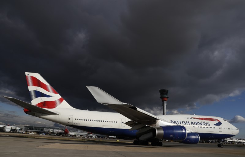 © Reuters. A British Airways aircraft taxis at Heathrow Airport near London