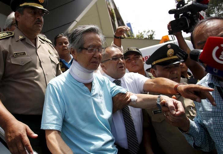 © Reuters. Peru's former President Alberto Fujimori leaves the clinic where he was transferred from his prison cell to undergo neurological tests after feeling dizzy and briefly losing the strength in his legs, his doctor said, in Lima