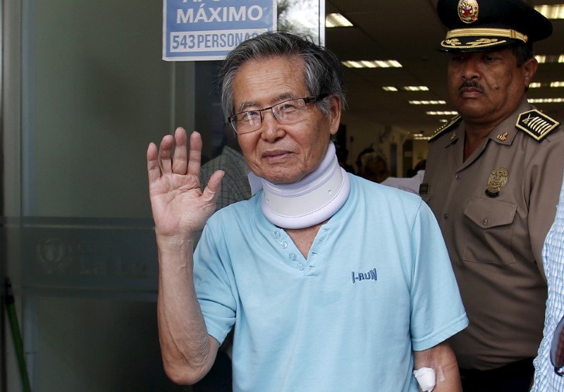 © Reuters. Peru's former President Alberto Fujimori leaves the clinic where he was transferred from his prison cell to undergo neurological tests after feeling dizzy and briefly losing the strength in his legs, his doctor said, in Lima