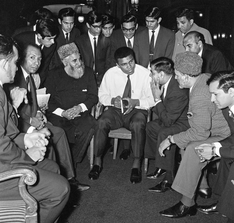 © Reuters. مكتب التحقيقات الاتحادي راقب محمد علي في 1966 خلال تحقيق عن حركة أمة الإسلام
