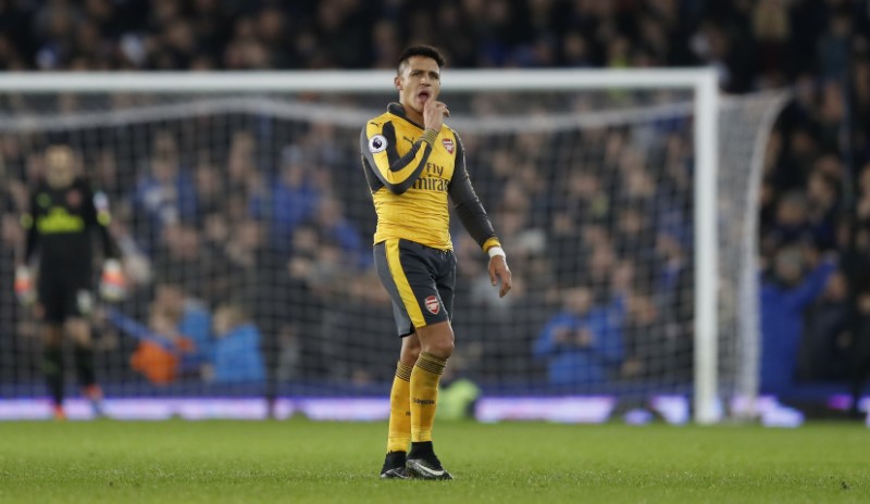 © Reuters. Arsenal's Alexis Sanchez looks dejected after Everton's Ashley Williams scored their second goal