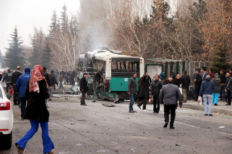 © Reuters. وزير: 55 مصابا في المستشفى بعد تفجير حافلة بتركيا
