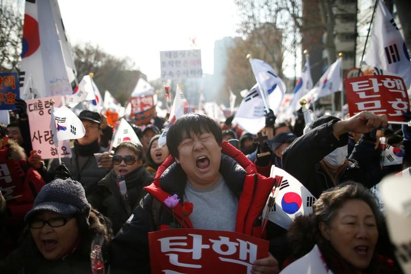 © Reuters. محافظون في كوريا الجنوبية يتظاهرون دعما للرئيسة