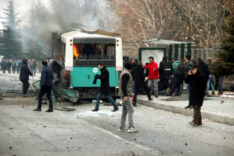 © Reuters. TURQUIE: 13 MILITAIRES TUÉS ET 48 BLESSÉS DANS UN ATTENTAT