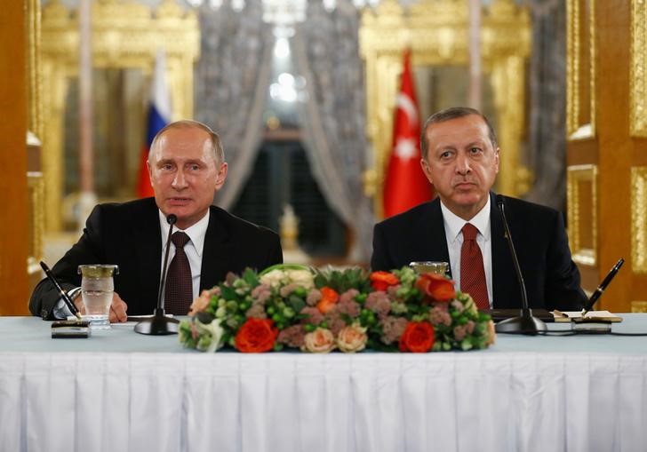 © Reuters. بوتين يقول لإردوغان إن روسيا مستعدة لزيادة التعاون مع بلاده لمكافحة الإرهاب