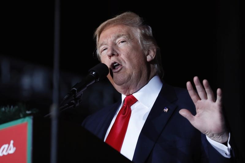 © Reuters. U.S. President-elect Donald Trump speaks during a USA Thank You Tour event in Orlando, Florida