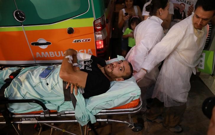 © Reuters. Ruschel, player of Brazilian soccer team Chapecoense, lies on a stretcher as he arrives at a hospital in Brazil, after he survived a plane crash with his teammates aboard, in Chapeco