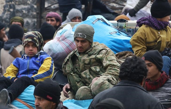 © Reuters. الصليب الأحمر يطالب باتفاق سريع لاستئناف عمليات الإجلاء من حلب