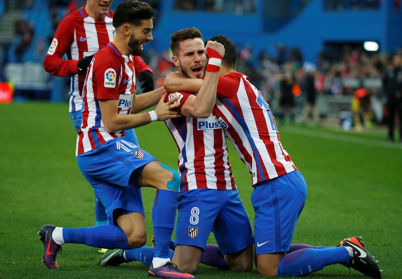 © Reuters. Los jugadores del Atlético de Madrid celebran el gol de Saúl Ñíguez con el que vencieron por 1-0 a Las Palmas en el partido liguero disputado en el estadio Vicente Calderón de Madrid.