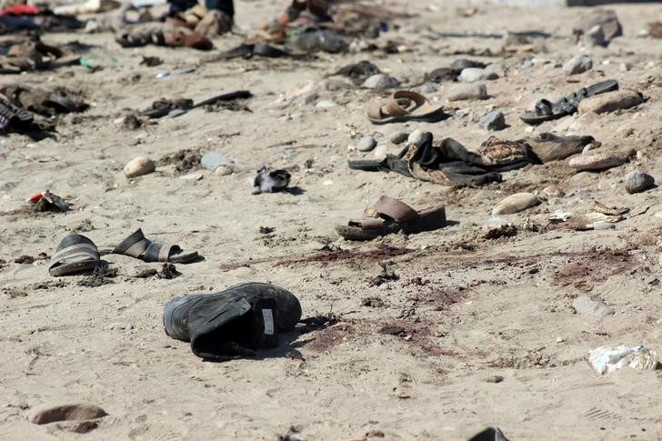 © Reuters. انتحاري يقتل عشرات الجنود في عدن والدولة الإسلامية تعلن مسؤوليتها