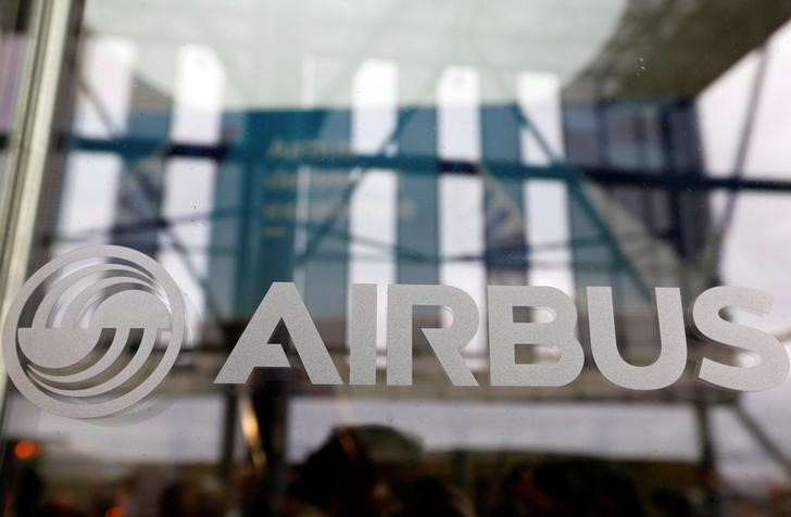 © Reuters. The logo of Airbus is pictured during the Airbus A350-1000 maiden flight event in Colomiers near Toulouse