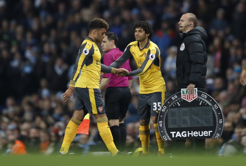 © Reuters. Arsenal's Mohamed Elneny comes on as a substitute to replace Alex Oxlade-Chamberlain