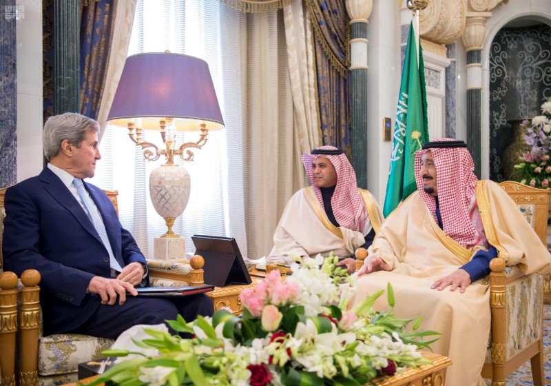 © Reuters. Saudi King Salman (R) meets with U.S. Secretary of State John Kerry in Riyadh