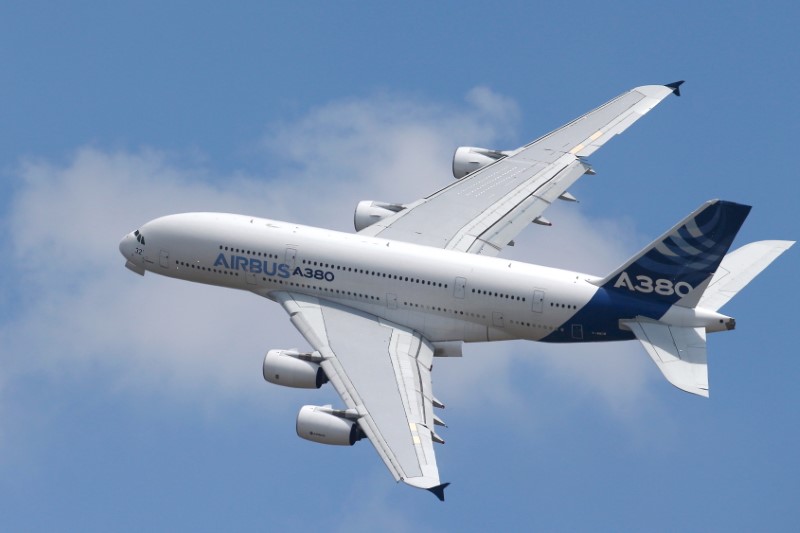 © Reuters. An Airbus A380 participates in flying display during the 51st Paris Air Show at Le Bourget airport near Paris