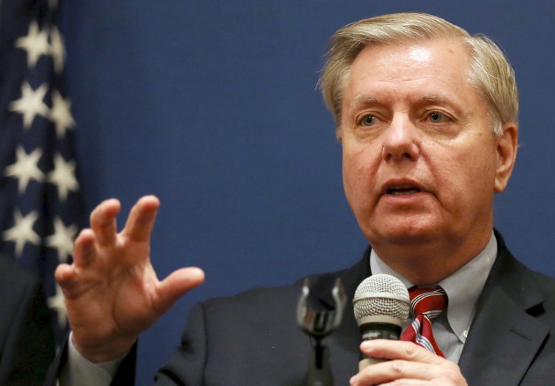 © Reuters. U.S. Senator Lindsey Graham speaks during a news conference in Cairo