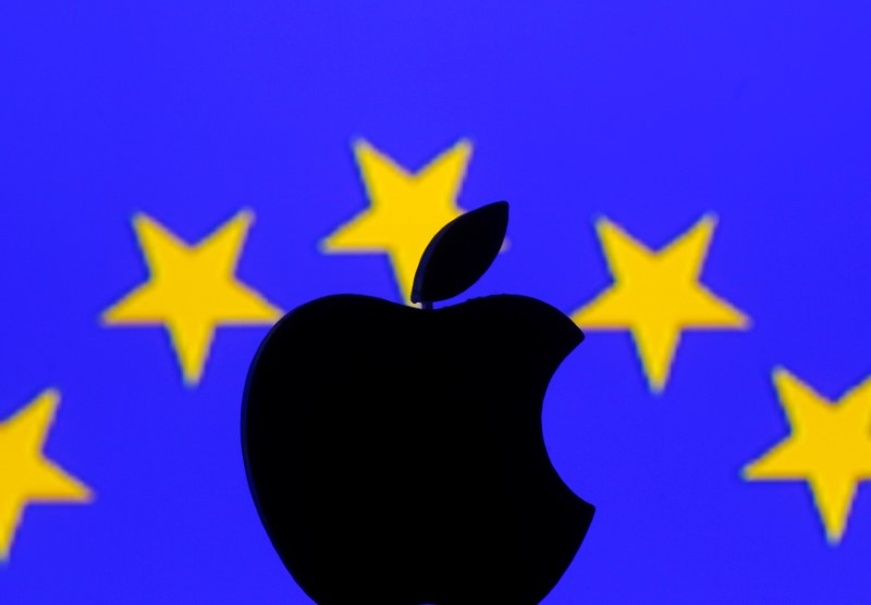 © Reuters. A 3D printed Apple logo is seen in front of a displayed European Union flag in this illustration