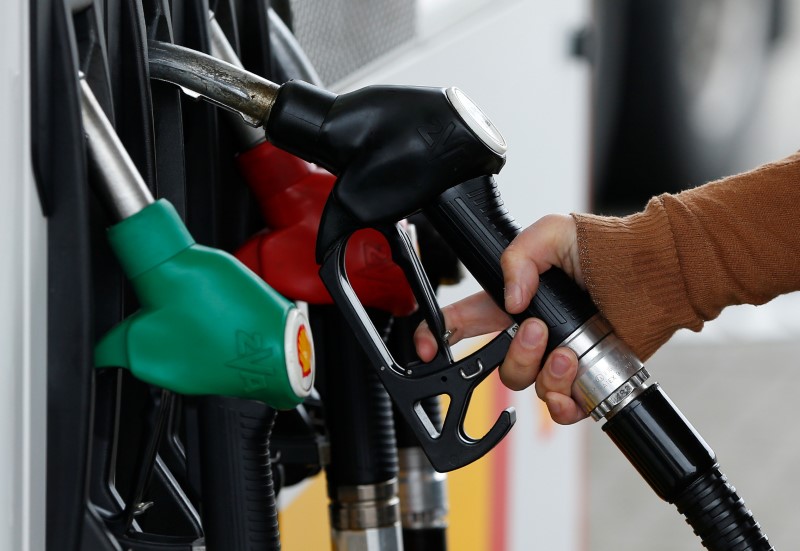 © Reuters. A customer prepares to fill the tank of her car at a fuel station in Sint Pieters Leeuw