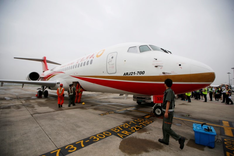 © Reuters. An ARJ21-700, China's first domestically produced regional jet, arrives at Shanghai Hongqiao Airport after making its first flight from Chengdu to Shanghai