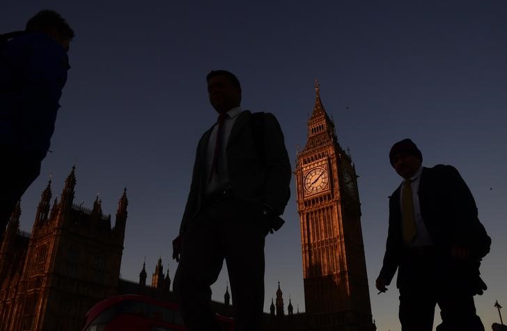 © Reuters. Workers cross Westminster Bridge during the morning rush hour in London in Britain