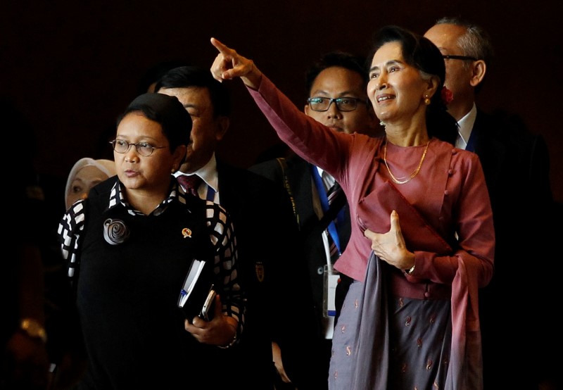 © Reuters. Indonesia Foreign Minister Retno Marsudi and Myanmar State Counsellor Aung San Suu Kyi walk after they attended ASEAN Foreign Minister Meeting on Rohingya issue in Sedona hotel at Yangon